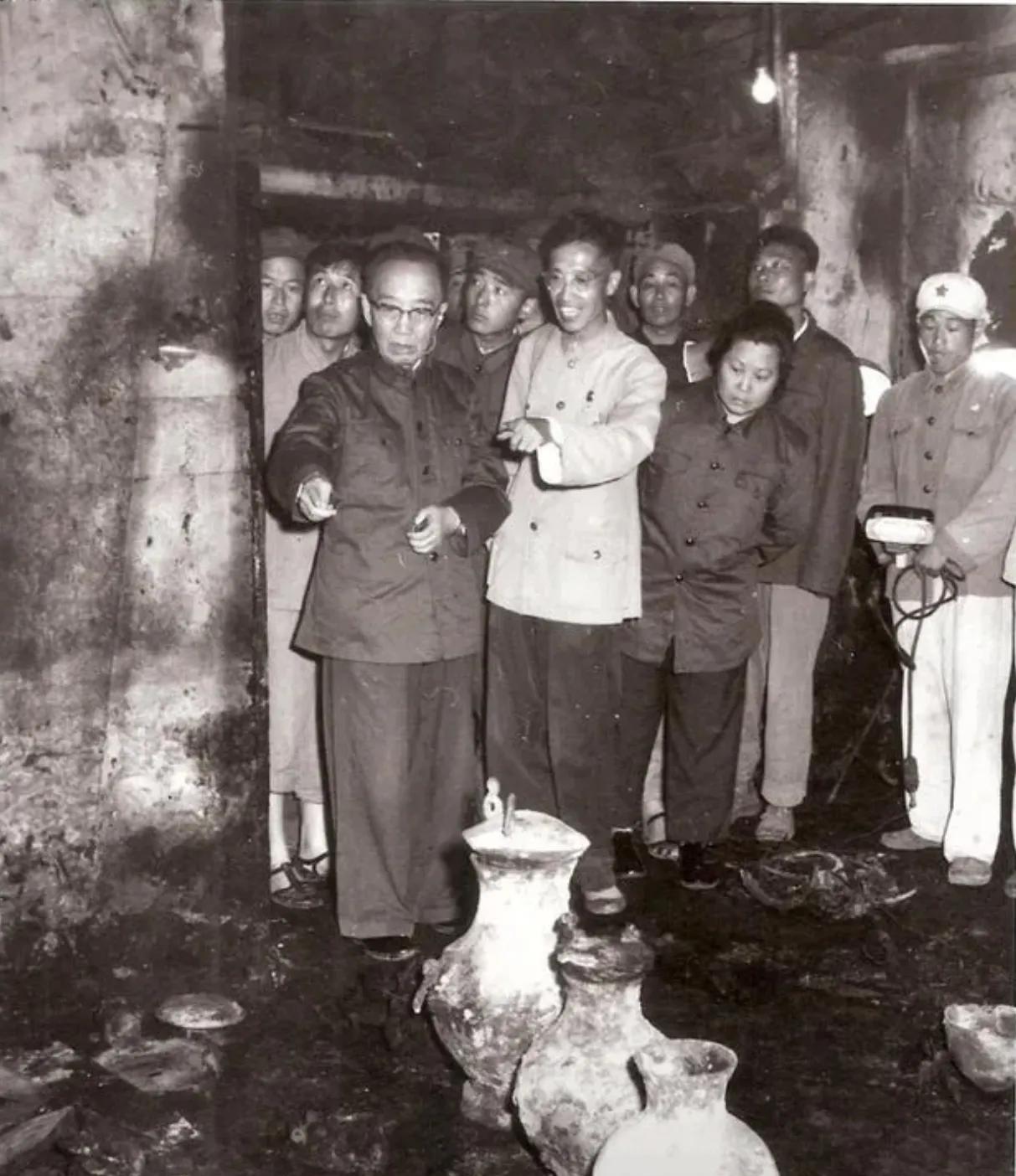 1956年，历史学家吴晗建议开挖明万历皇帝陵墓的请求，遭到国家的否决。心灰意冷的