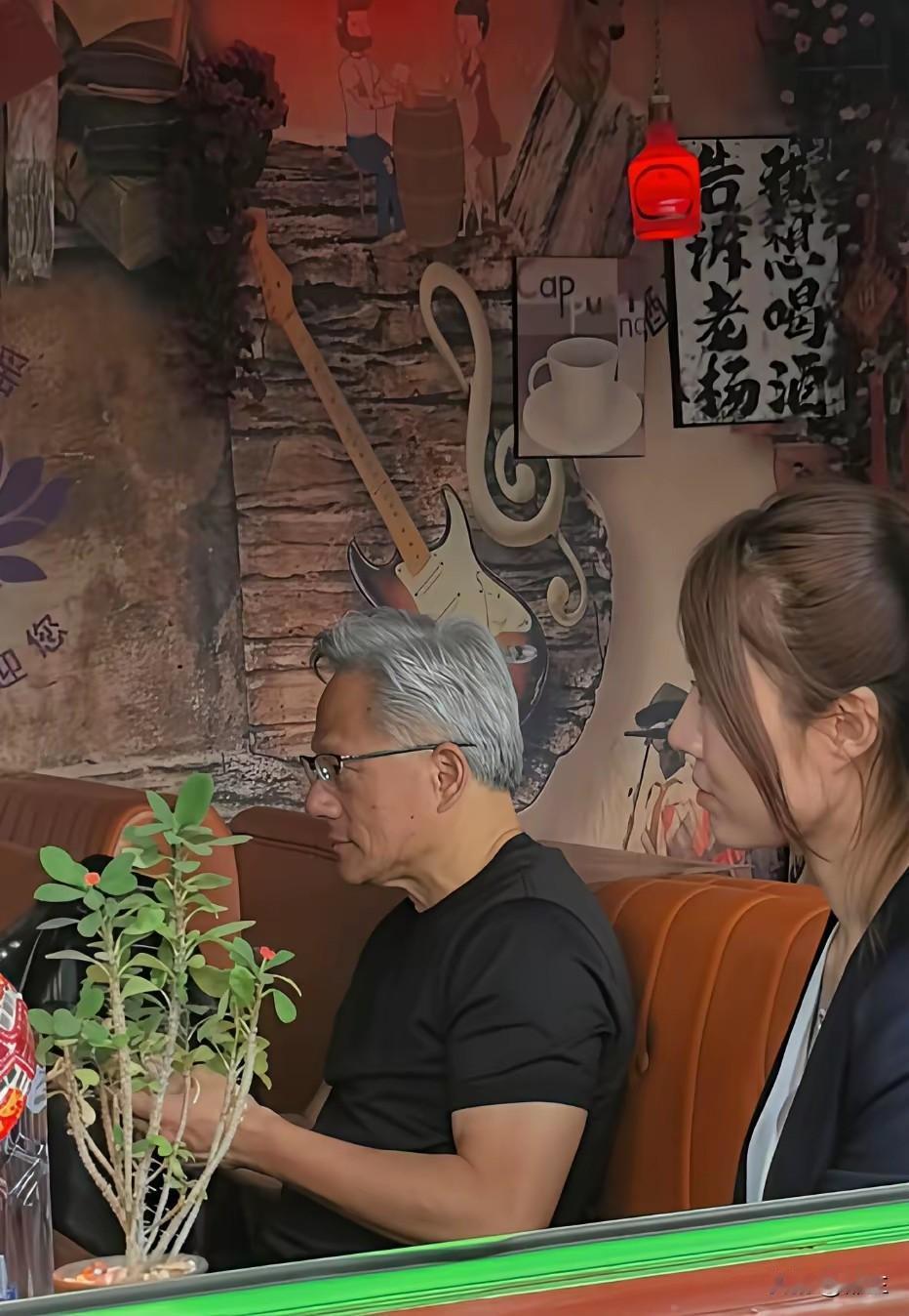 原来黄仁勋没有跟特朗普回去，而是继续停留在北京，他被拍到和女助理等人一行人现身什