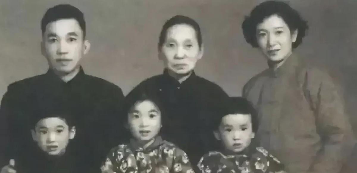 1903年，梁启超与17岁的王桂荃行房。夜里，梁启超说：