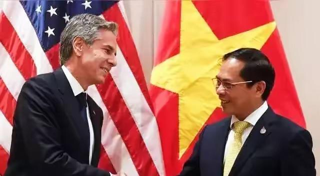 越南总理范明德前几天刚访问中国，求我们帮建高铁，还大言不惭的说中国发展起来了，应