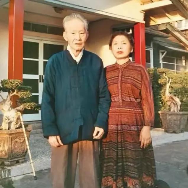 1988年，晚秋。88岁的孙立人跟夫人拍的留影。孙立人落寞的站在家门口，有些凄