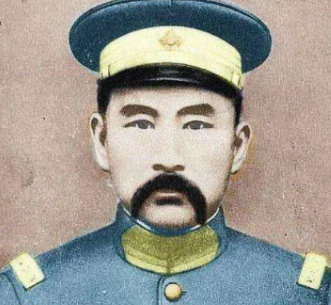晚上，张勋上了床，枕在三姨太王克琴香软的肚皮上。他刚刚睡着，王克勤动了一下身体，