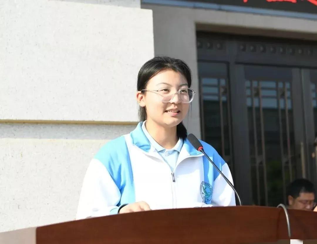 想不到吧？这个戴眼镜的小女孩就是代易瓒，她家住老旧小区，父母是普通职工，今年高考