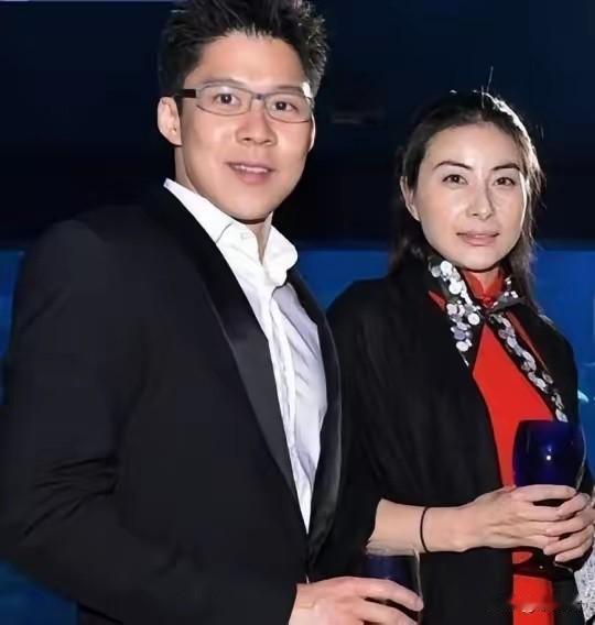 2000年，霍启刚第一次带女友回家。朱玲玲只看了一眼，便说：“你们不合适，分了吧