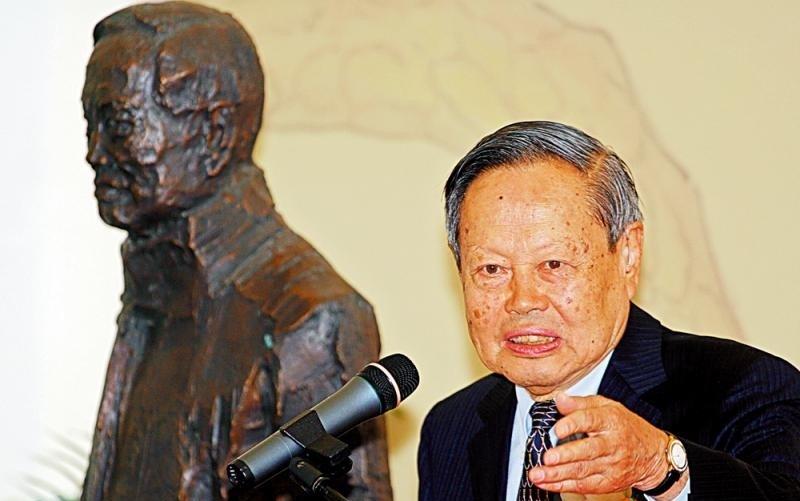 杨振宁他与香港半世纪的牵挂香港中文大学的天台花园里，有一座铜像。那是杨振宁先