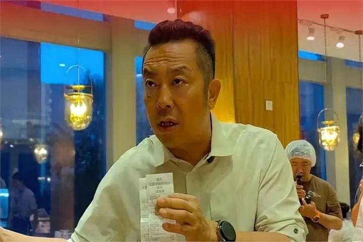 罗永浩有点怕贾国龙了西贝事件让贾国龙全国闻名。如果说前半程是贾完败，付出了关