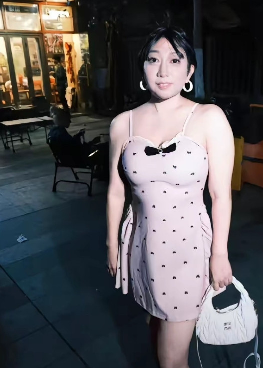 大林子瘦身成功，各种妩媚的动作展现出来了，可我喜欢看她甩大金链子，换个赛道真不合