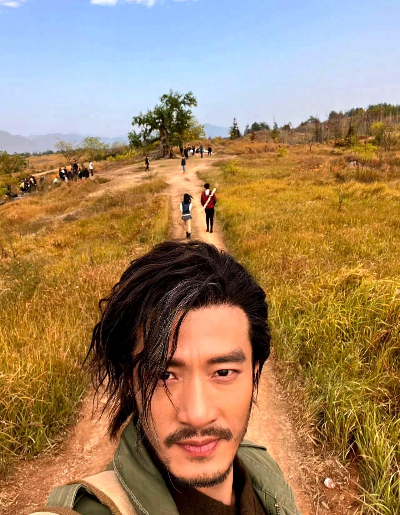 75岁刘晓庆亲小30岁男演员18次你盯着屏幕，看着她把嘴凑过去，他攥紧拳头