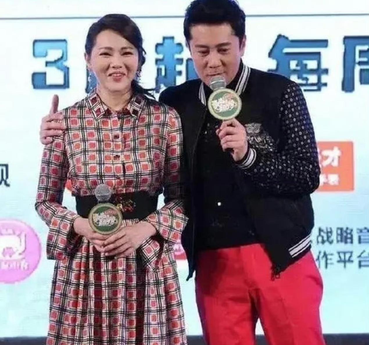 再也不会相信网上的滤镜了，伊能静线下真实长这样？状态也太差了吧，活脱脱一个农村大