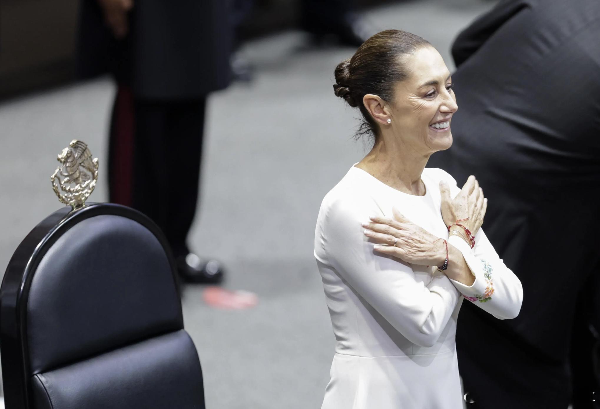 女总统当街受辱，墨西哥的“安全假面”被撕下。墨西哥女总统辛鲍姆当街被猥亵这事儿，