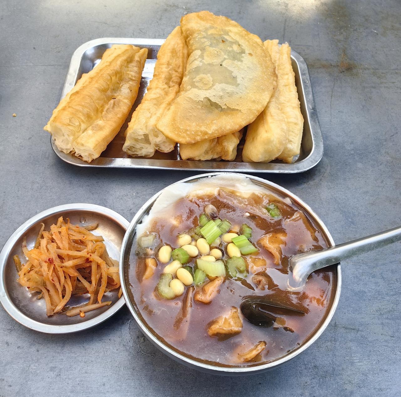 家乡的早餐：菜角、油条、榨菜丝、胡辣汤+豆腐脑两掺，虽然简单，但每一口都藏着喜欢