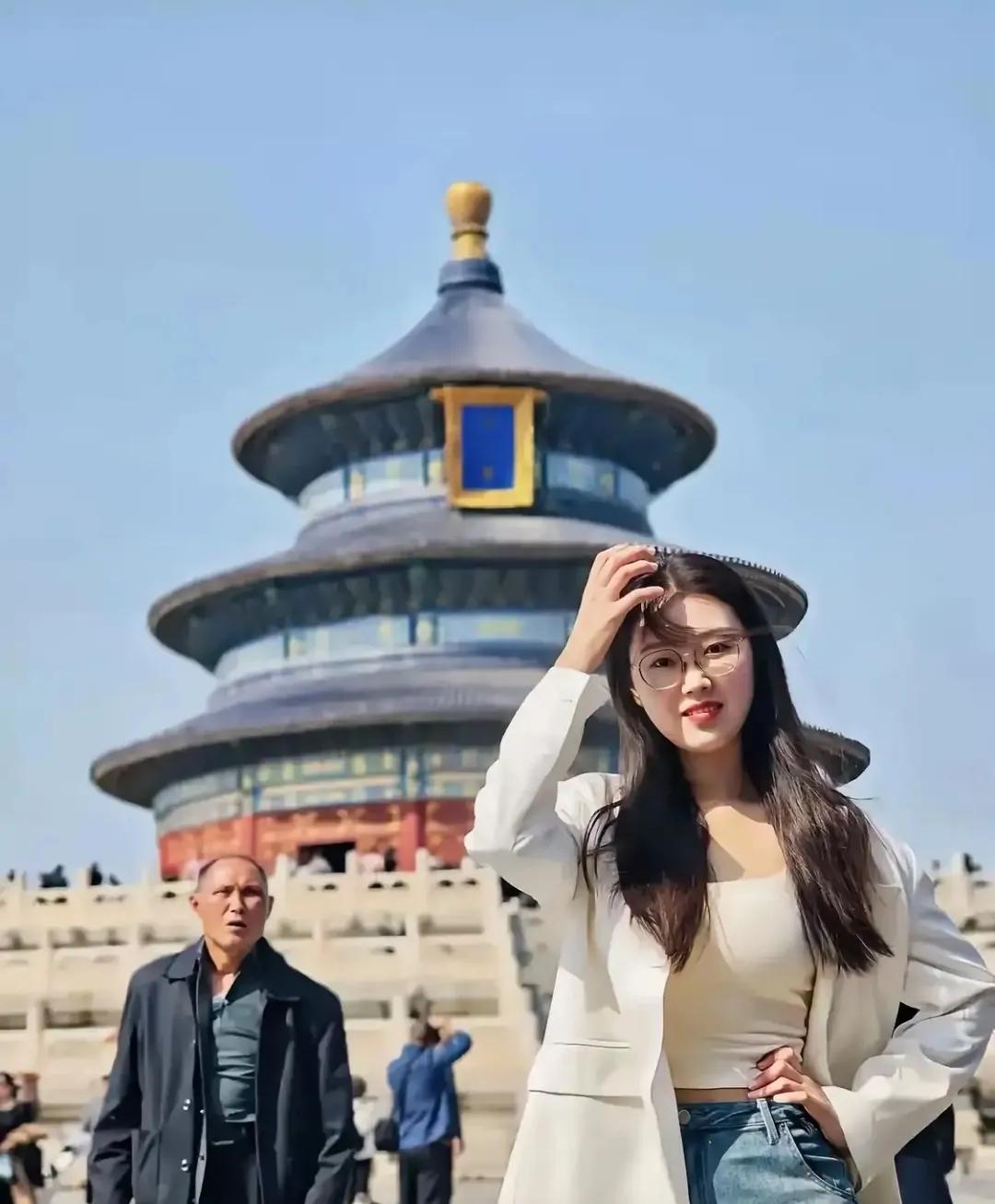 闺蜜:趁年轻想多赚一点钱，想去各个地方旅游。看风景