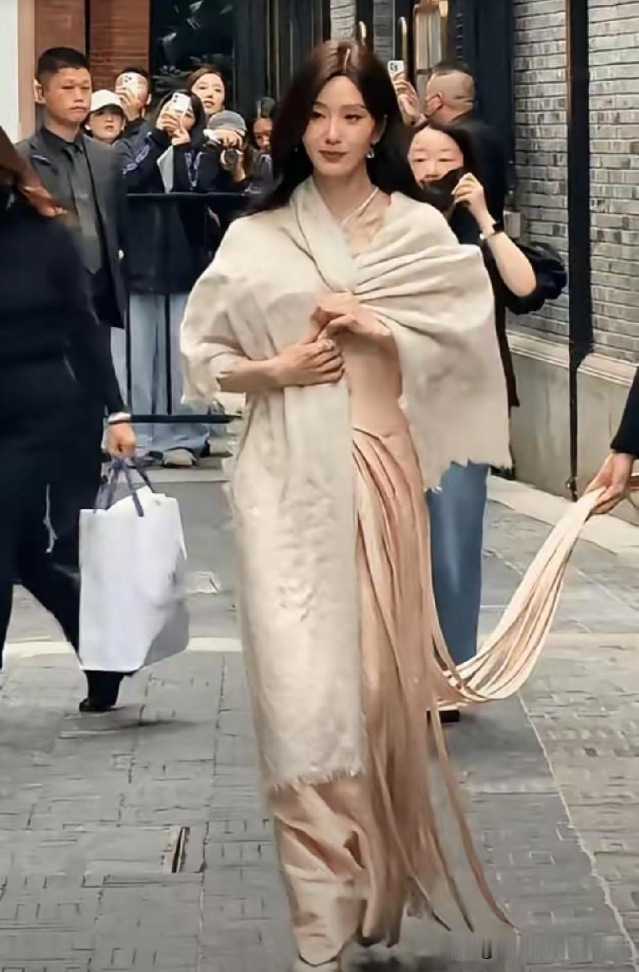 本来以为85花刘诗诗是会美到最后的一个，没想到她的脸也塌了。再加上他厚重的短发和