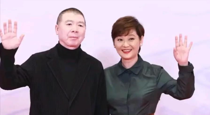 终于真相大白！冯小刚徐帆离婚传闻全是假的，他们一家好着呢两个月前，全网还在疯