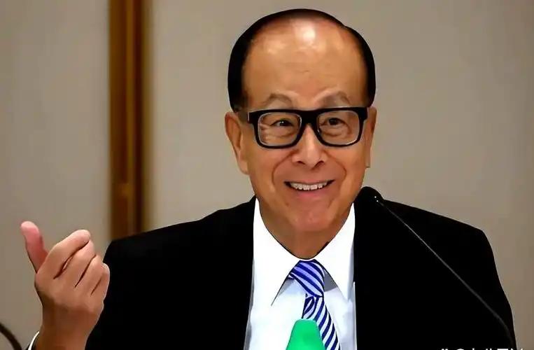 5月5日随着455亿港元电信资产套现落地，过去一年，李嘉诚累计从英国市场套现超3