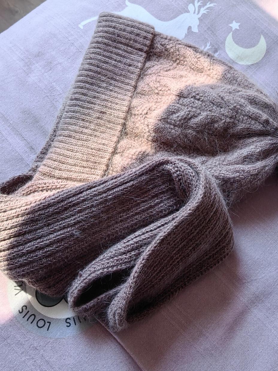 这是妈妈生前给我织的帽子，戴着它真的很温暖。