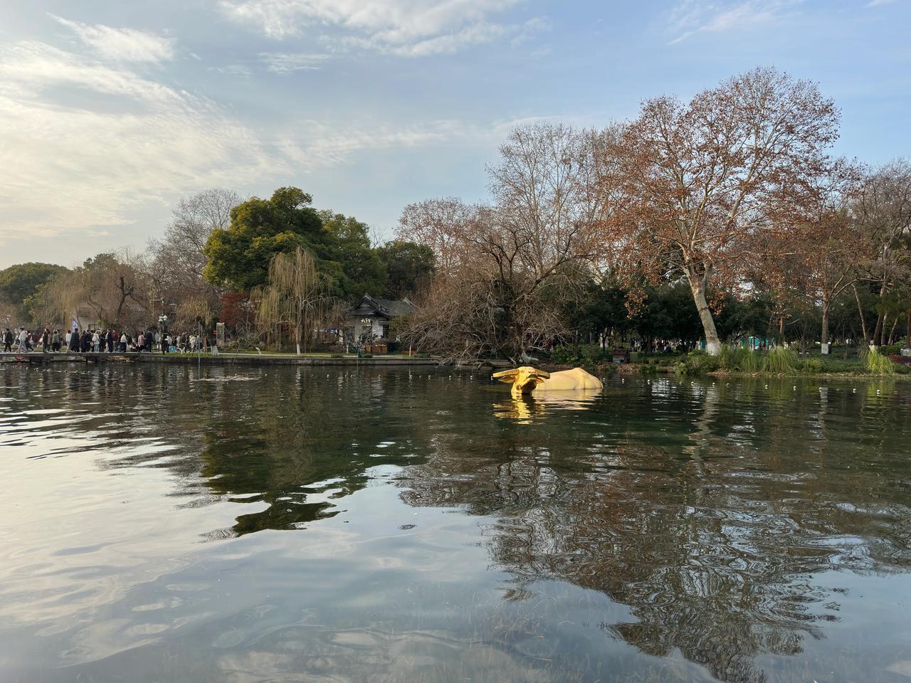 关于退休养老金的聊天交流。西湖游玩偶遇一位年轻时代的小姐妹，小姐妹很惊诧：