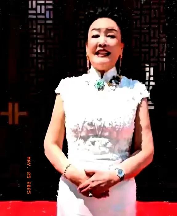 富豪妈妈婚礼致辞，金句引发骂战，背后藏着什么秘密？张兰在儿子婚礼上说了三句感谢