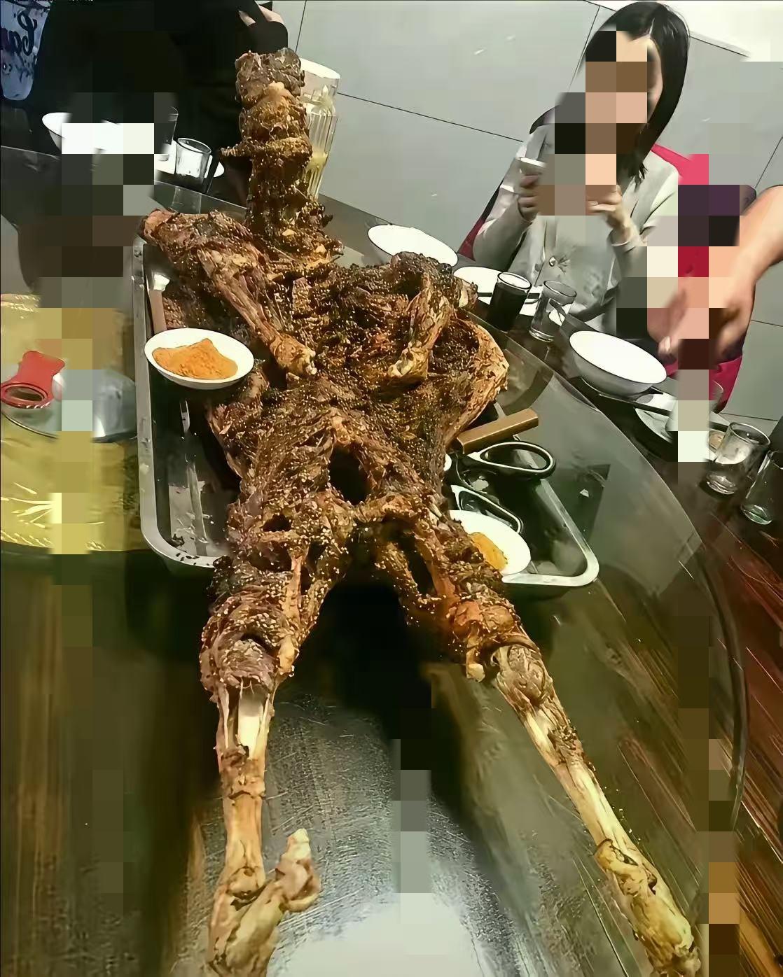 点的烤全羊服务员端了一盘这玩意上来这真是那只羊吗？怎么看着不像呀全羊烤全