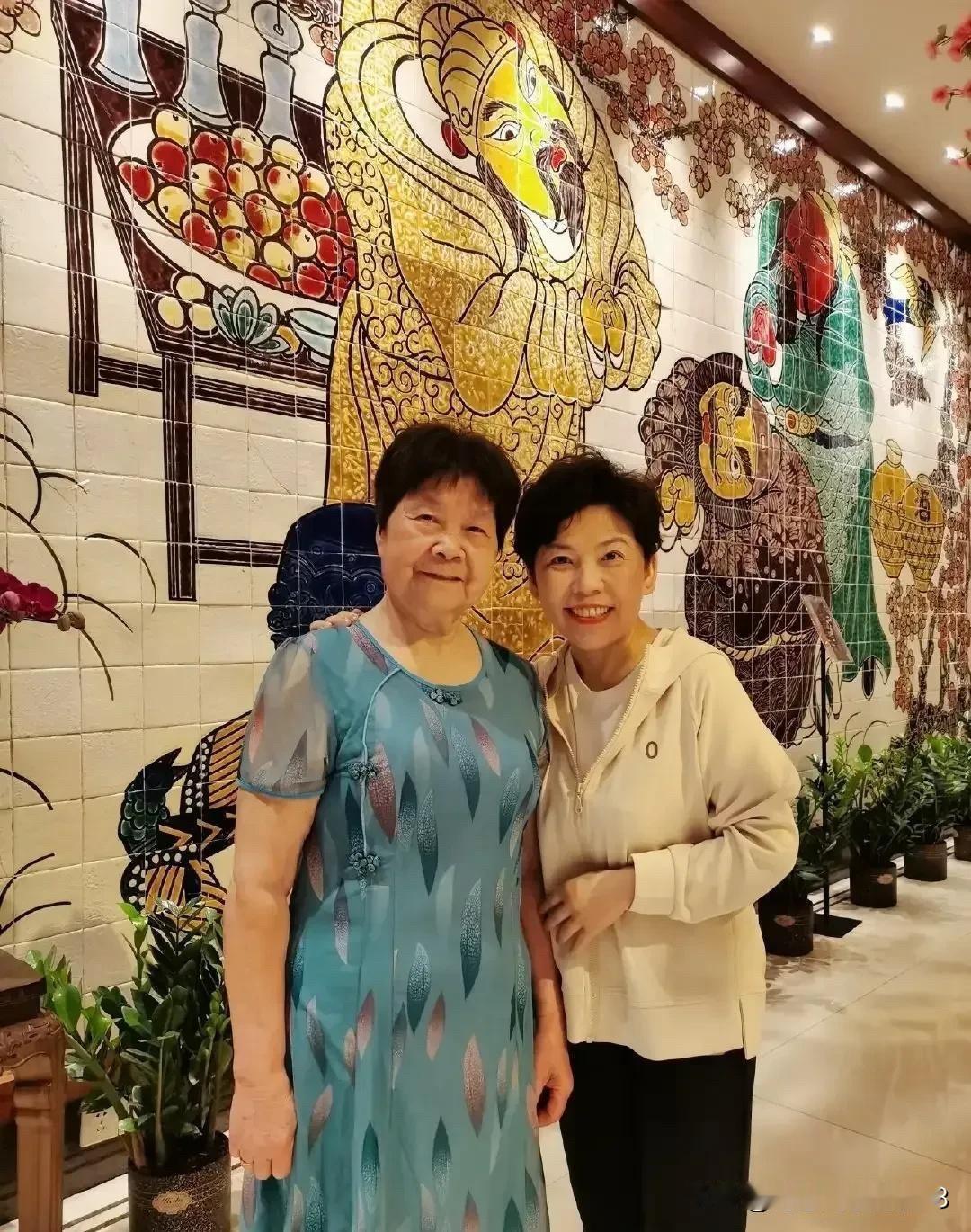 邓亚萍虽然在身高上吃了大亏，但她凭借自身实力和努力拿到十几个世界冠军，是一位好儿