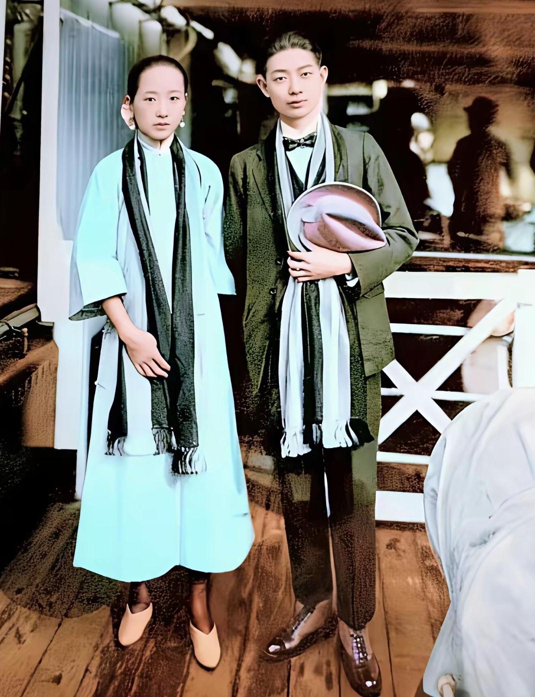 百年珍贵旧照太惊艳！1919年25岁梅兰芳携27岁原配王明华乘船赴日演出。二人气