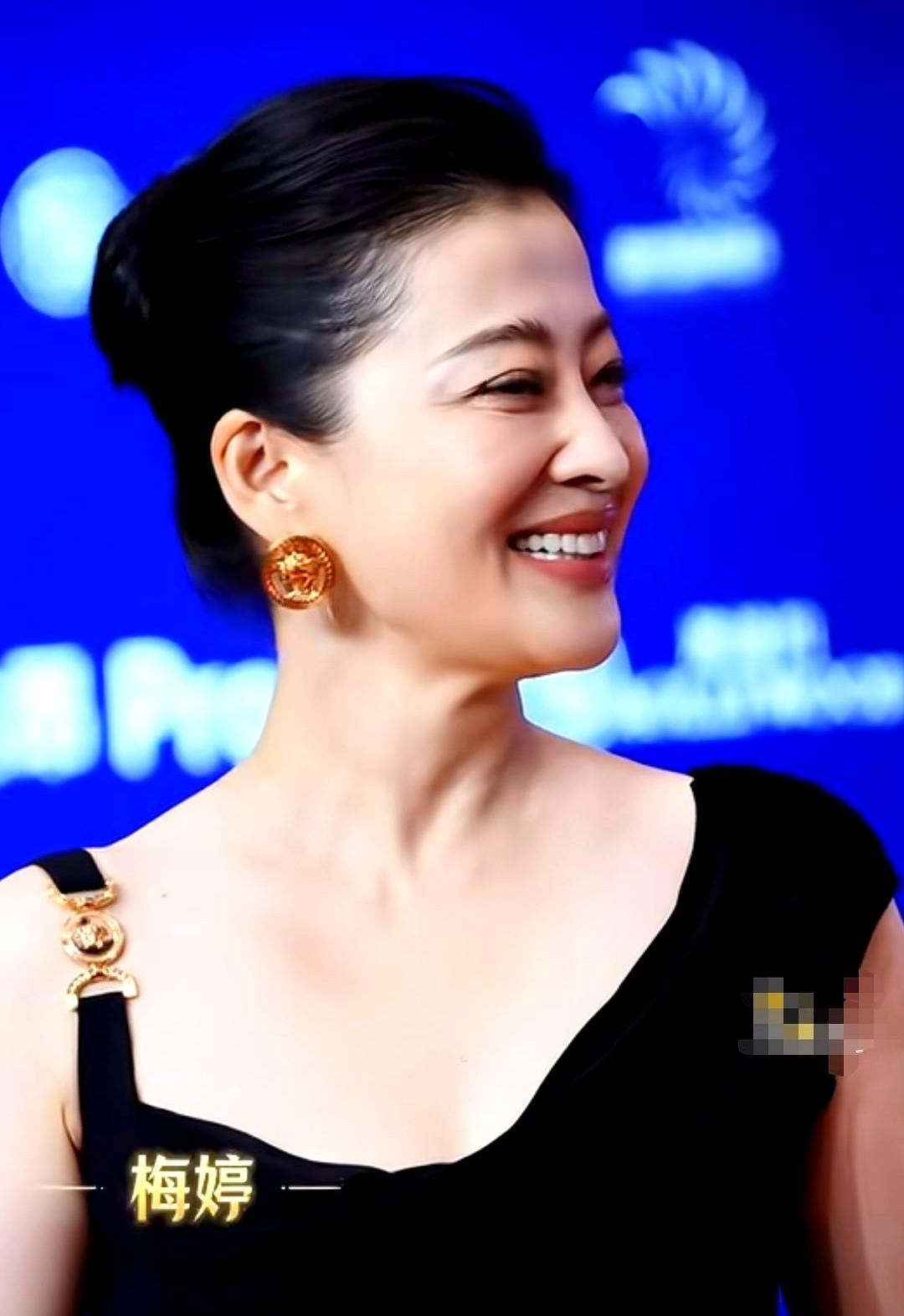 央视新剧《好好的时光》收视破3，全网却都在夸一个50岁女人的眼角纹。梅婷演的