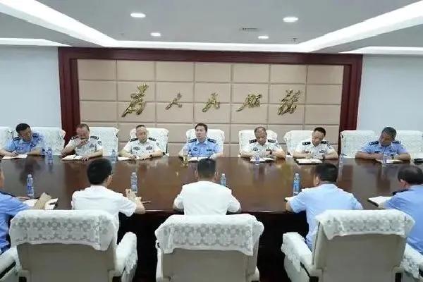 这是什么情况，蓝衬衫坐在中间主持会议，而两边都是白衬衫，这是怎么回事呢？大家