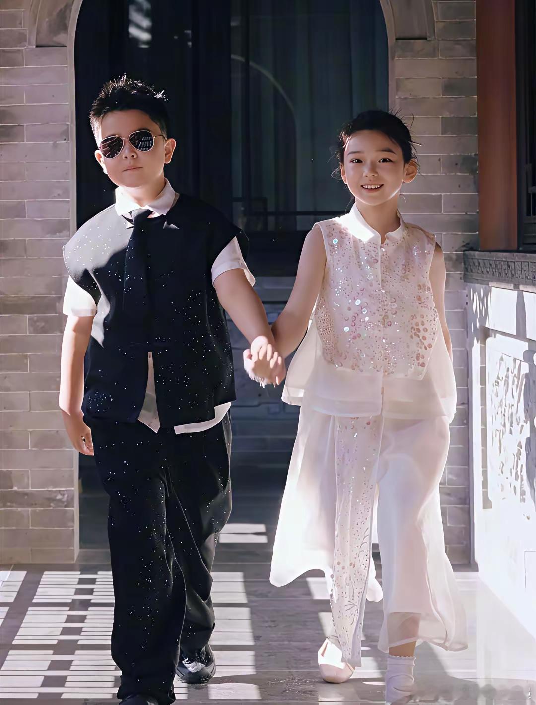 两个单亲家庭的孩子小酒窝和朵朵去了大湾区中秋晚会演出这俩孩子真给妈妈争光不靠谱的