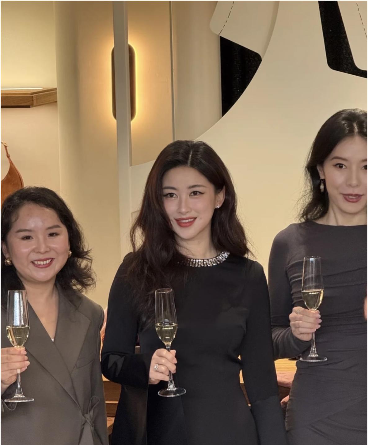 李斌妻子气质更好，个子高气质就是不一样[捂脸哭][捂脸哭][捂脸哭]