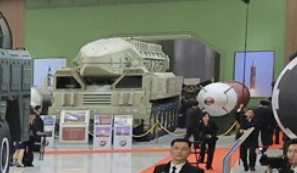 用曲面旋成体的火星-16甲和用乘波体的火星-16乙各自放在发射车的左边和右边展示