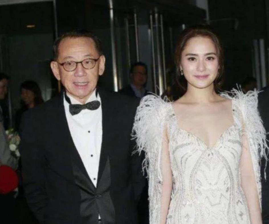 2008年，“艳照门”发生后，杨受成带阿娇前往泰国求教“白龙王”，“白龙王”做法