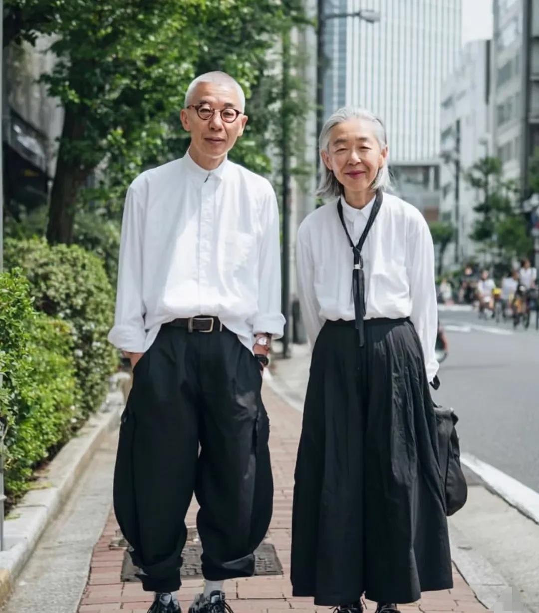 日本大妈潮穿搭爱穿黑白极简风表情严肃丧气脸个子不高佝偻病中国大妈花花绿绿