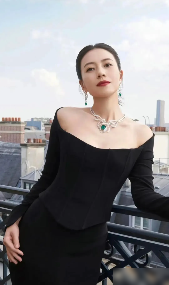 高圆圆当年在戛纳，当着全世界镜头说想给张亚东生孩子，结果转头人家就跟徐静蕾牵手了。张亚东那时候是窦唯