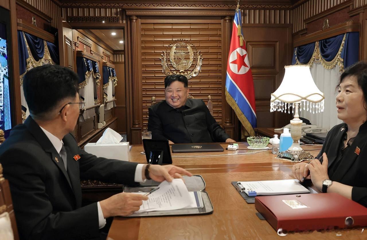 金正恩乘专列访华的照片已被公开。他凌晨时分进入中国境内。目前正在前往北京的途中