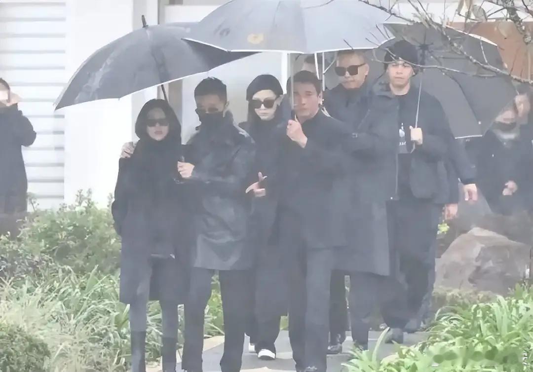 周渝民搀扶哭红双眼的言承旭周渝民和言承旭也来参加大S的雕像揭幕仪式两个人一同前来