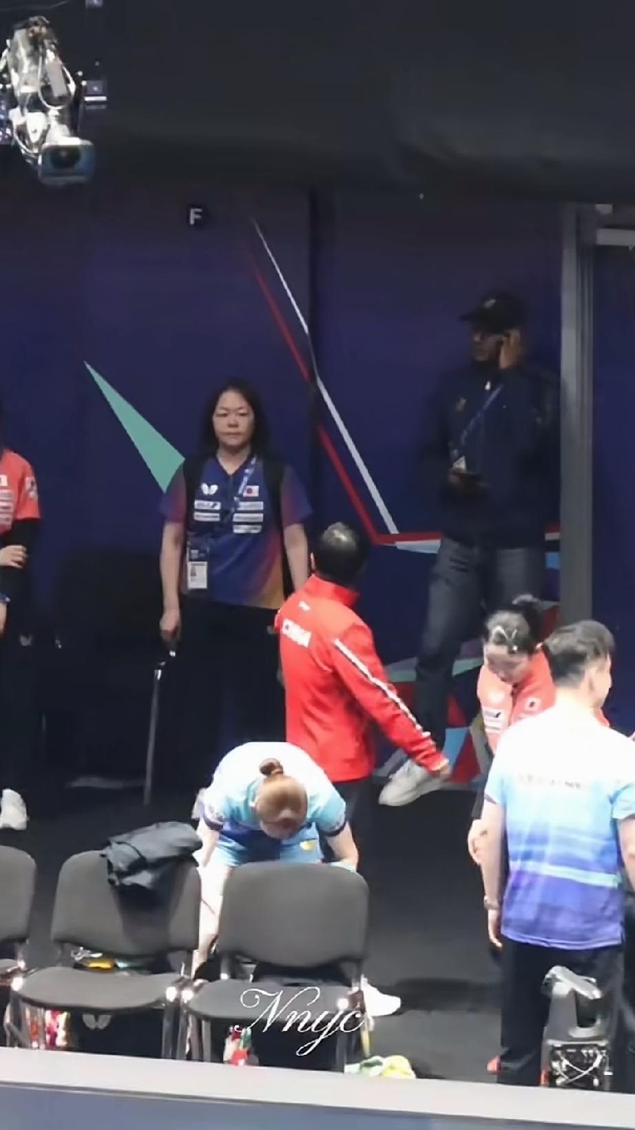 比赛完，莎莎信步走过观众席，现场音乐非常欢乐。走着走着莎莎突然停下脚步，站在原地