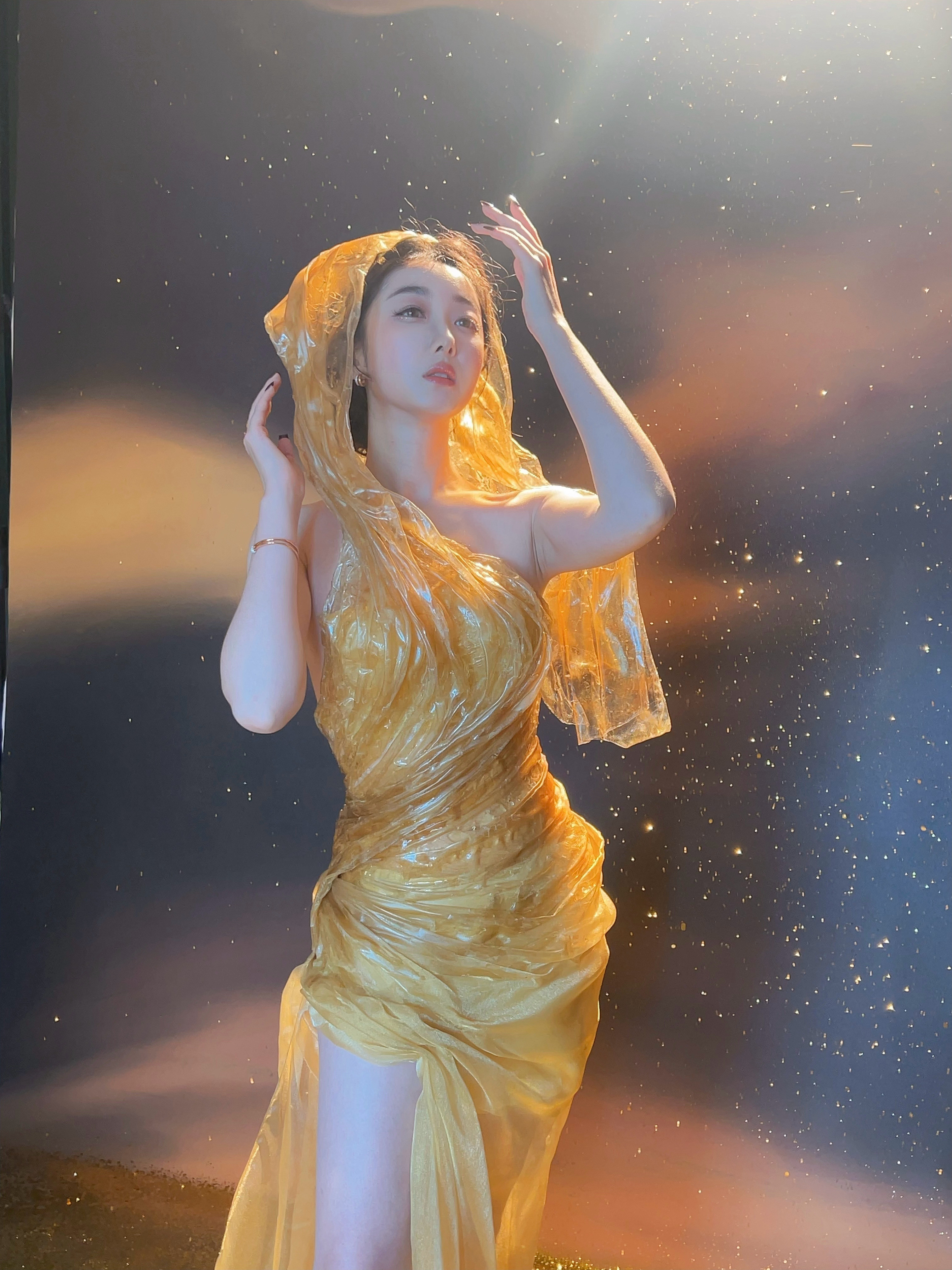 飘逸裙摆点缀精致纹样，行走间蒋梦婕宛如金色凤凰展翅，展现独一无二的女神气场。