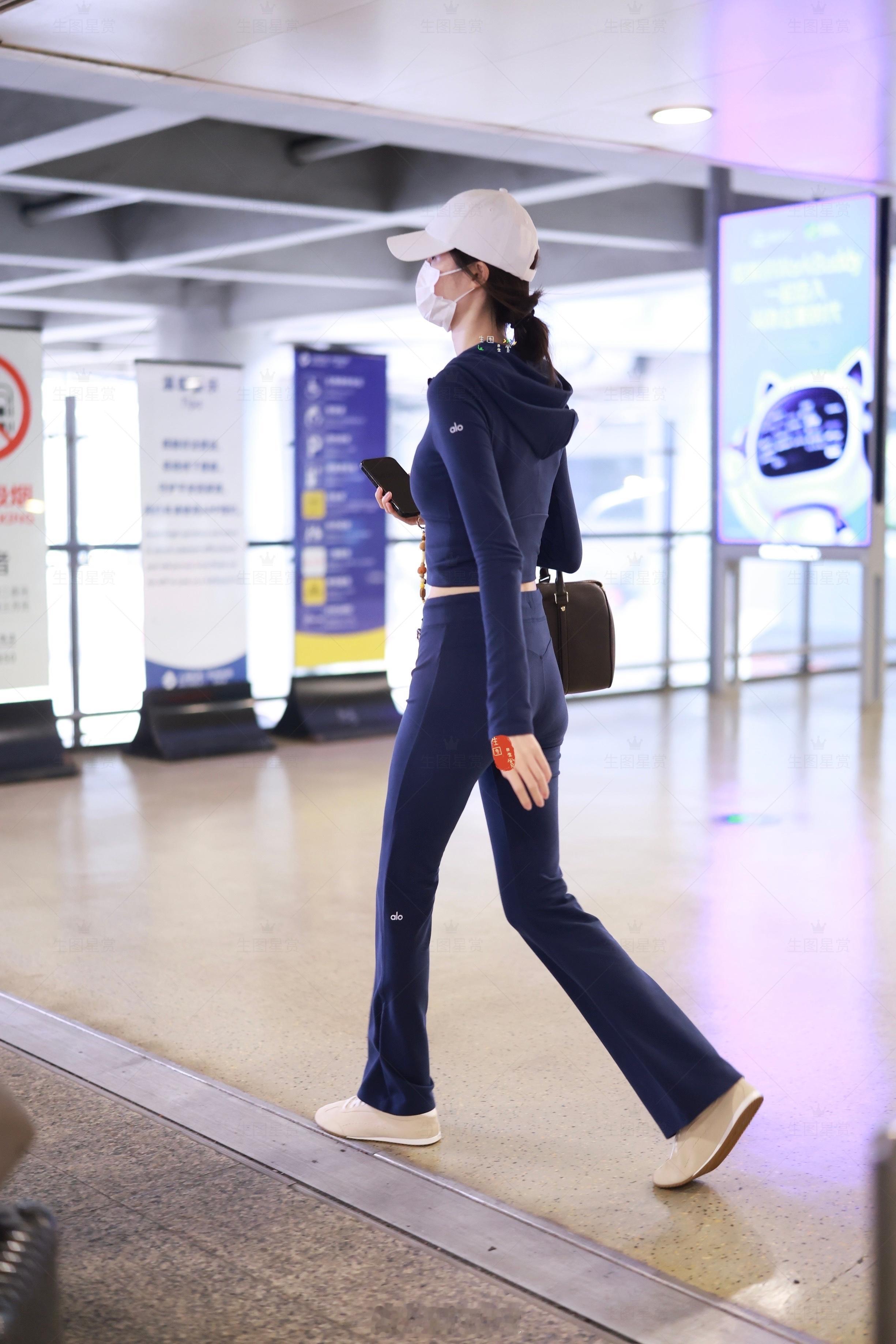 何穗一身瑜伽服，超模身材就是绝260927上海到达生图直出​​​