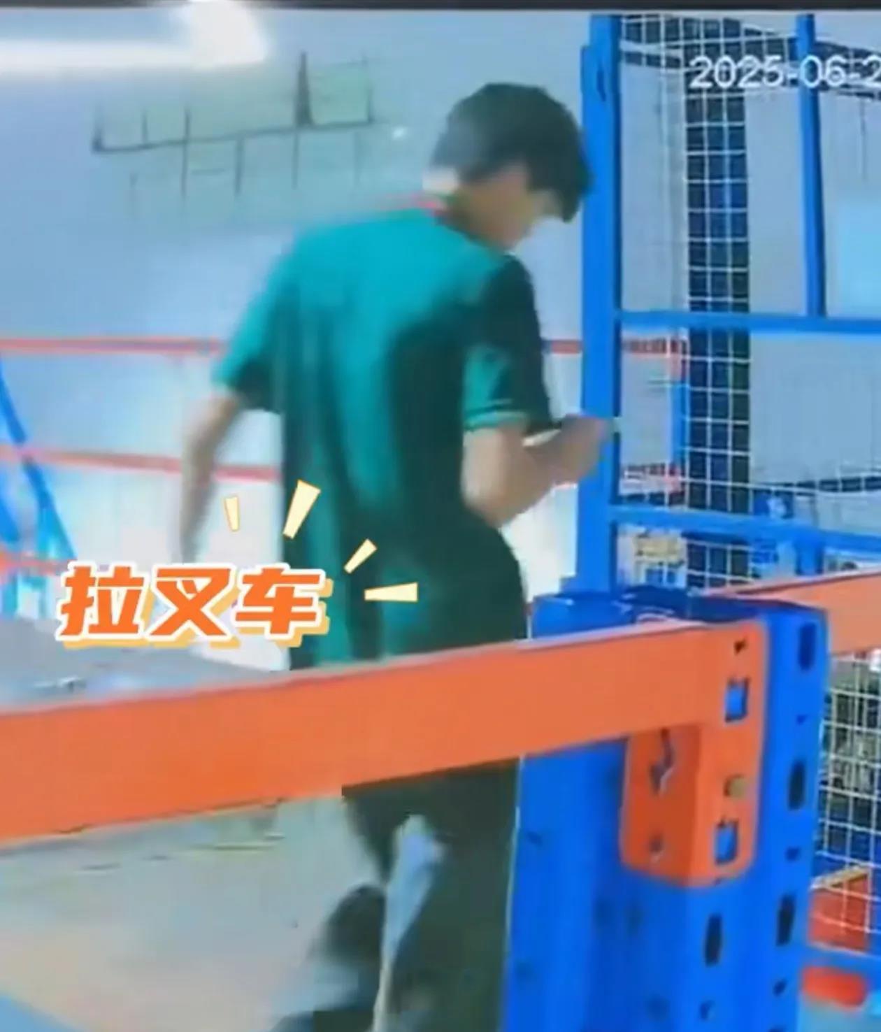 “希望人没事”！6月25日，广东一位小伙在上班的时候竟然连人带叉车从电梯里摔了下