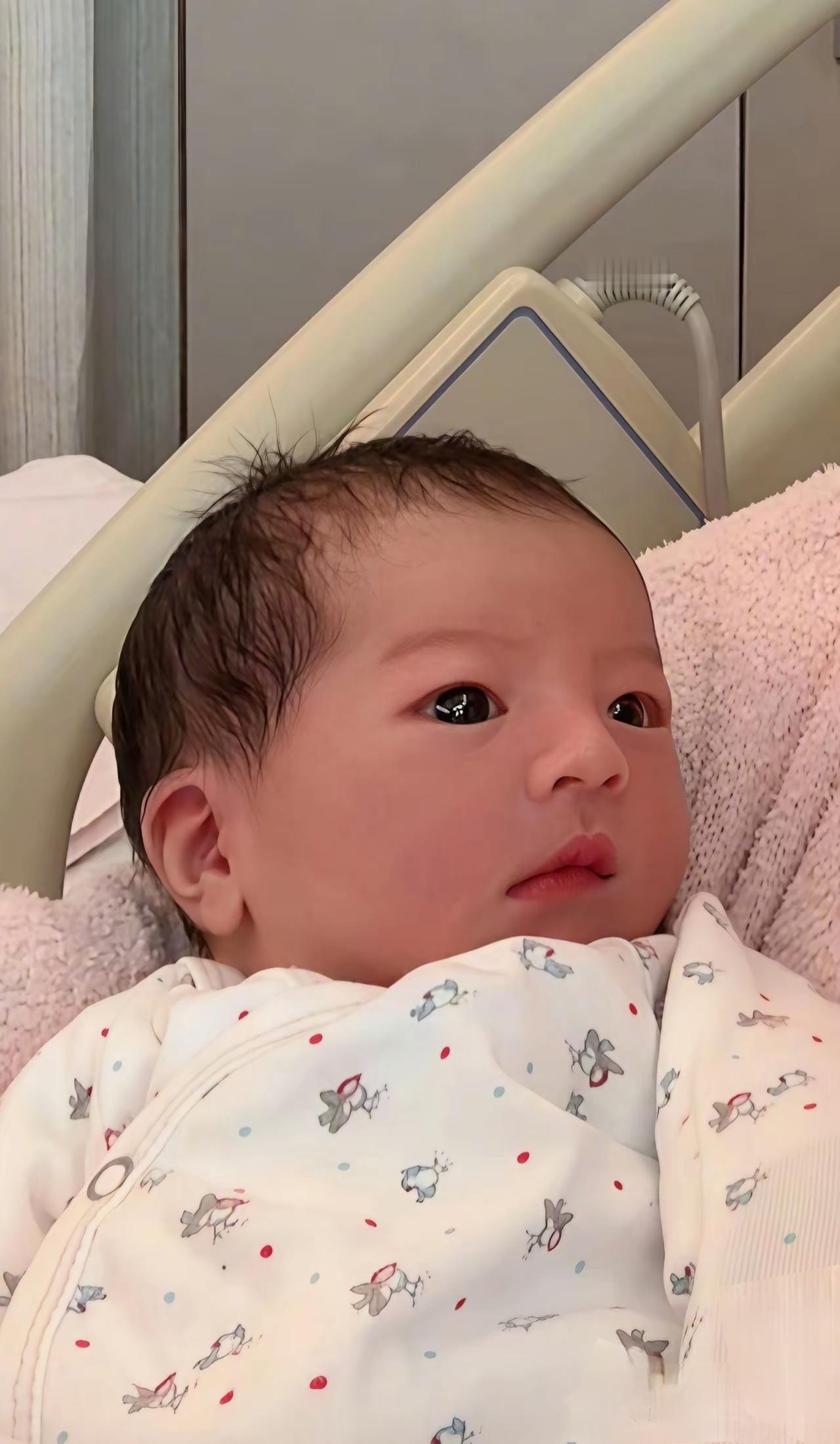 为什么郭富城从不晒大女儿二女儿的正脸照,小女儿一出生就立马晒照?因为三胎女儿实