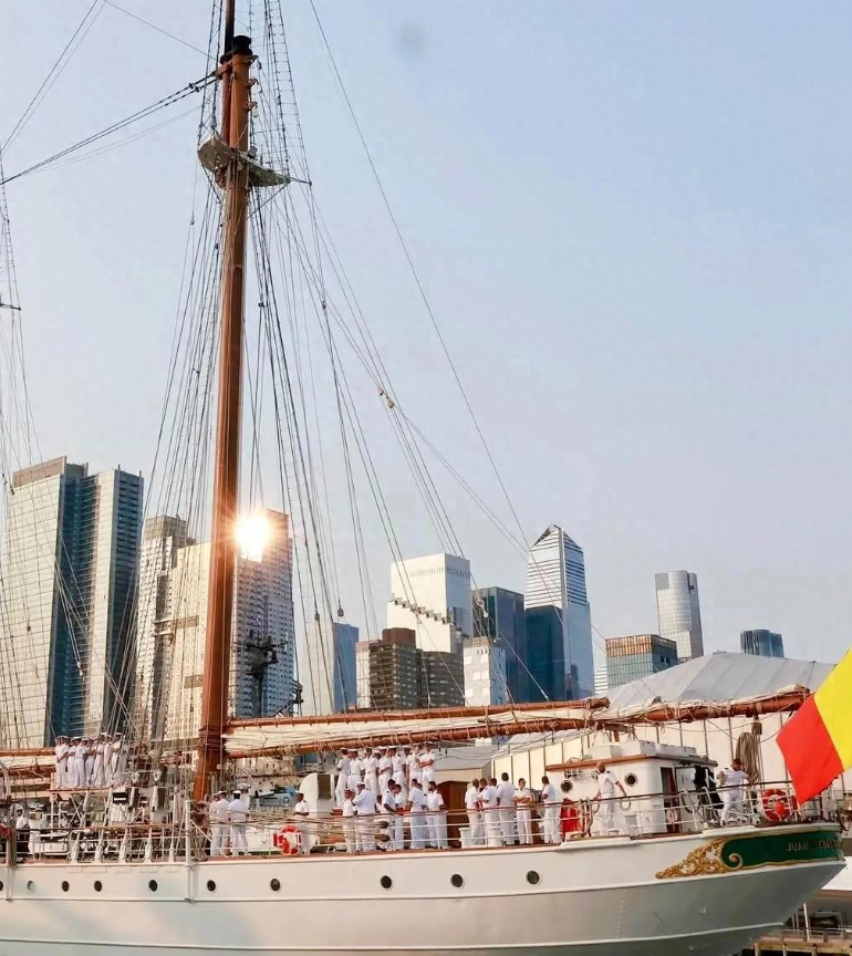 纽约港畔的王室光芒：莱昂诺尔公主携飒爽英姿登场，全城瞩目沸腾！