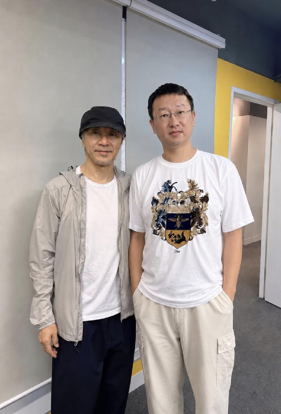 7月7日，周星驰近照曝光，看着确实苍老了不少，胡子好多，胡子也白了，面相也比较刻