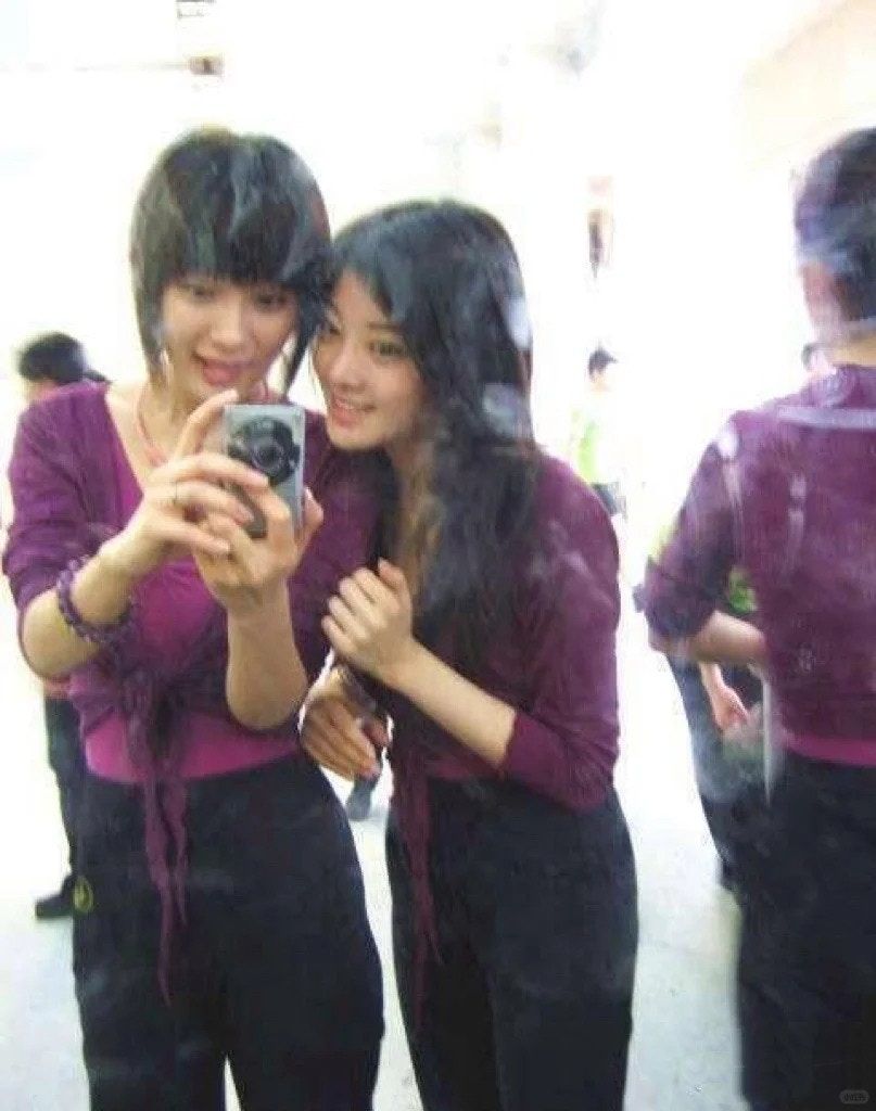 咱就是说谁能认出这是杨幂啊！大学练功服素颜照突然刷屏，齐刘海配婴儿肥嫩到能掐出水