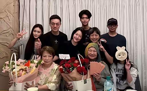 小S在节目里笑着抖完姐姐的料，前婆婆当晚就下场了。离婚那会儿，全网夸女方体面
