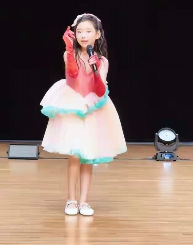 董璇10岁女儿小酒窝韩国比赛现场，穿蓬蓬裙像公主，从容淡定、气场十足，唱跳零失误