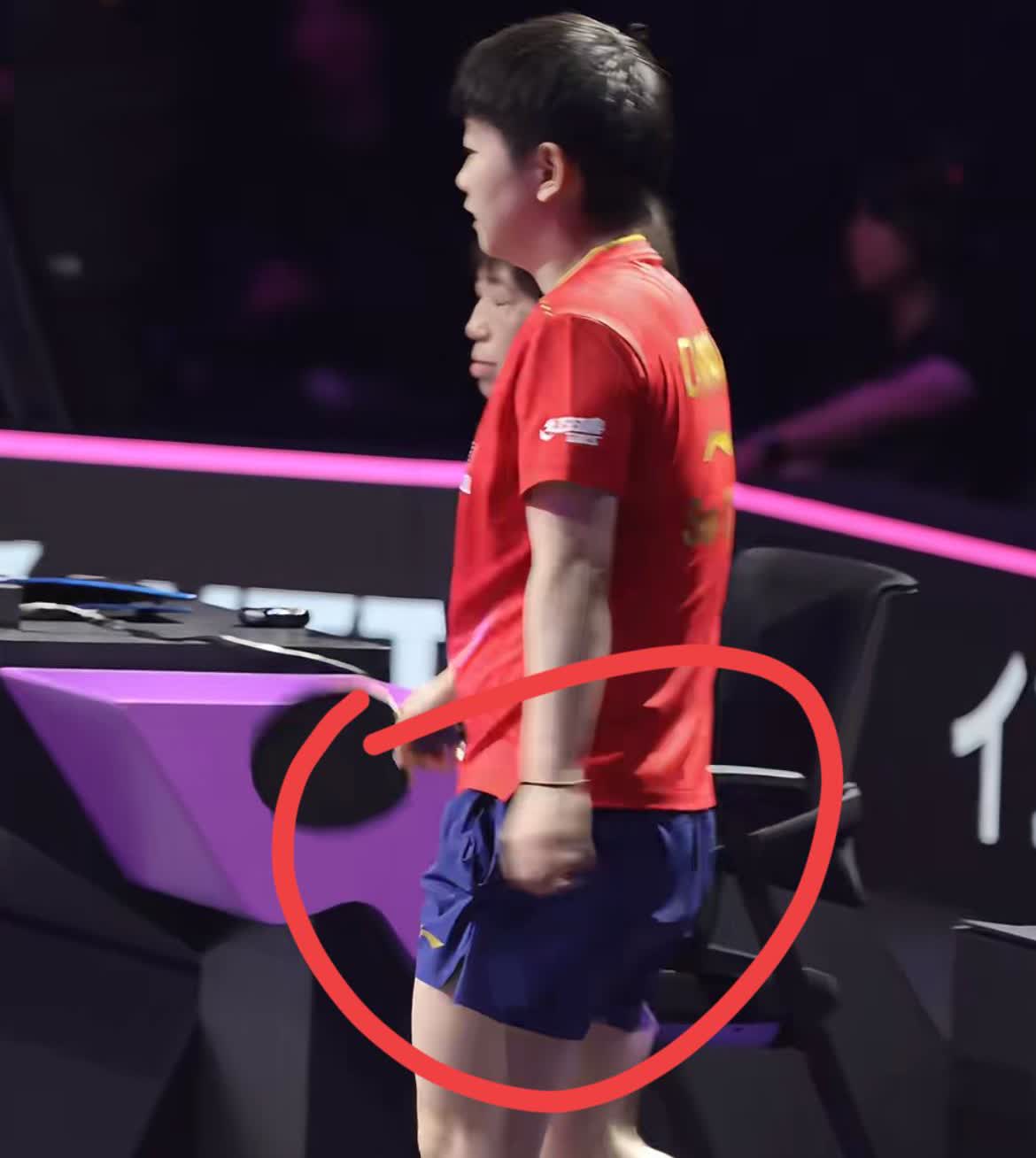 终于弄懂了！为什么孙颖莎今天不穿自己平常最爱的黑色裤子，而是特地穿了一条少见