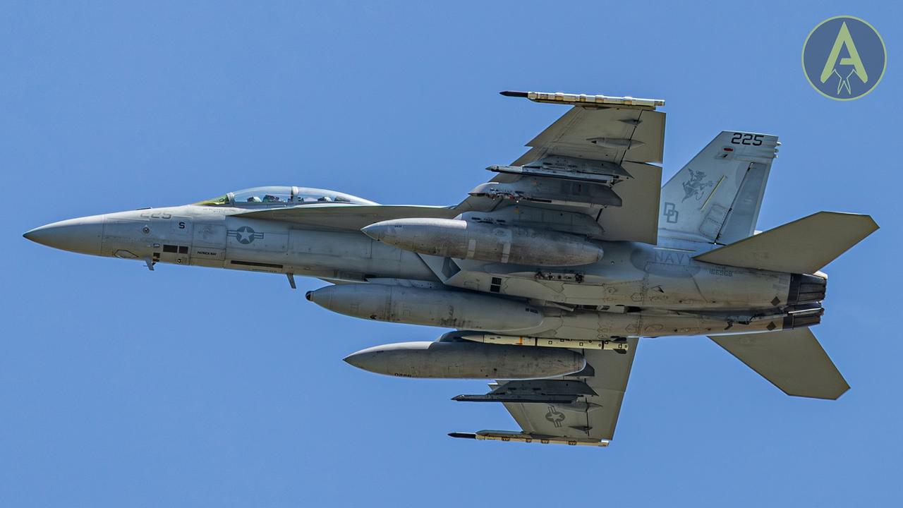 美国新一代AIM-260空空导弹开始测试！ 据报道，美军一架F-18F战斗机