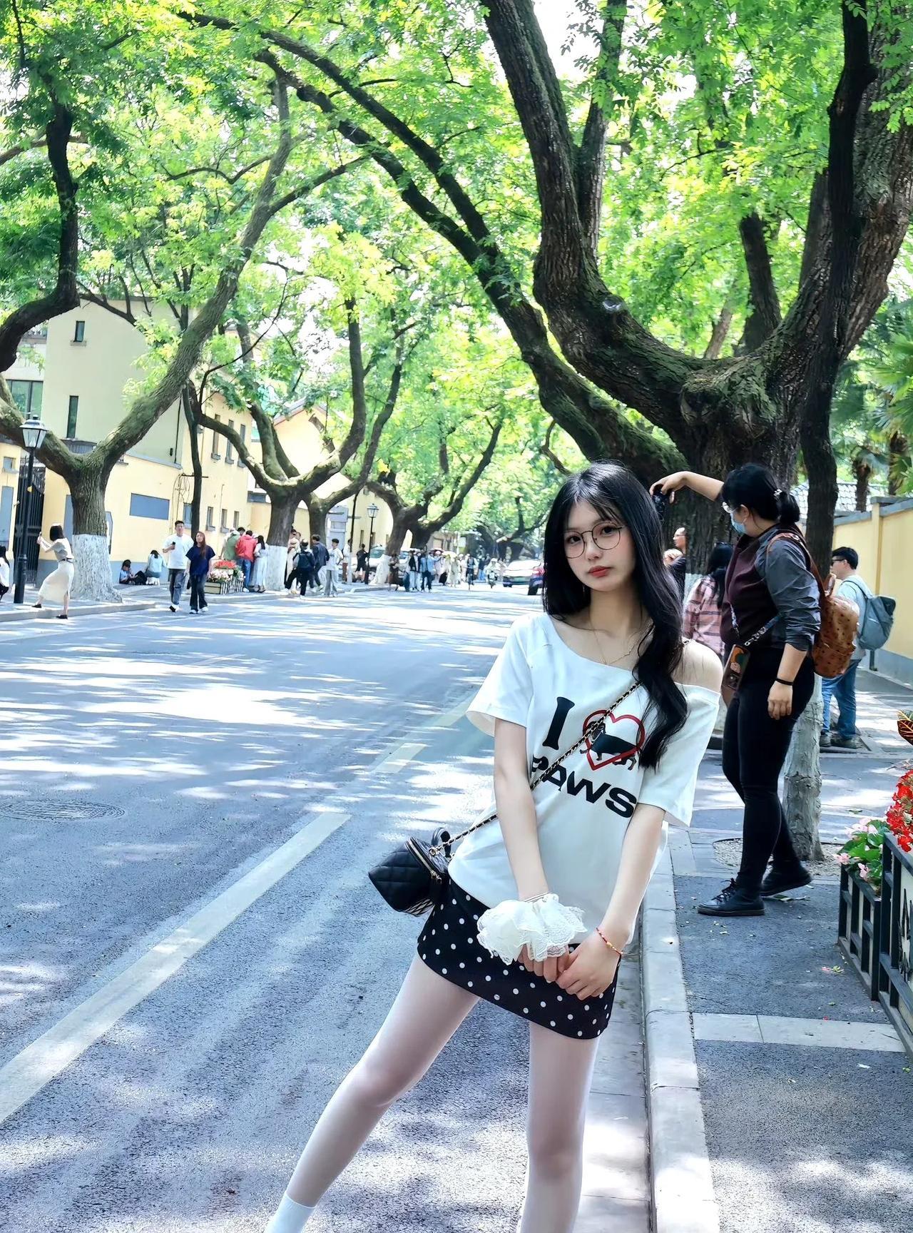 #哪个类型美女你最喜欢#戴眼镜的美女