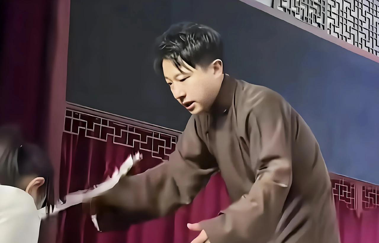 德云社演出突发紧急状况，张鹤擎及时救场，这就是他被捧红的原因张鹤擎是北京德云社