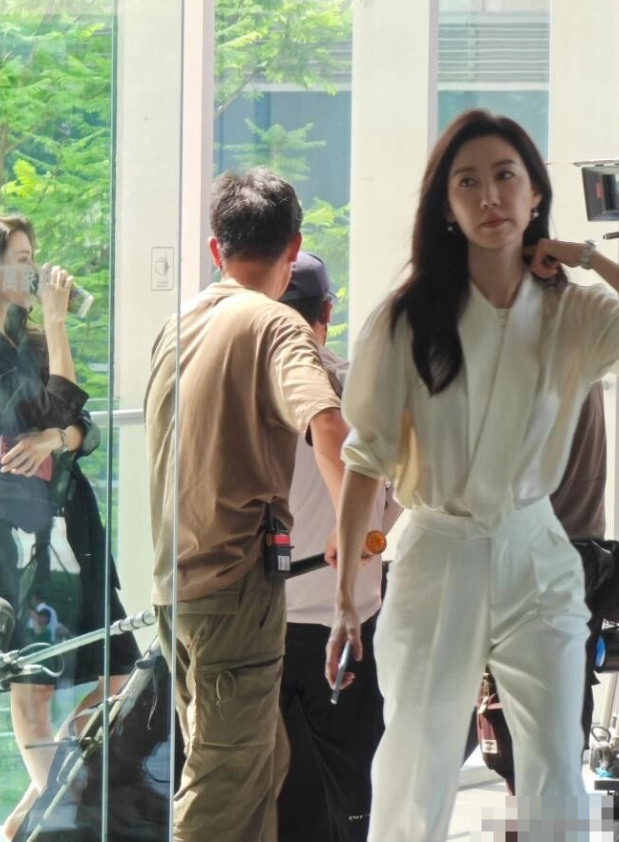 看她的素颜照，确实没有高圆圆美，在女演员中她的颜值很一般，不过她捋着头发，魅力无